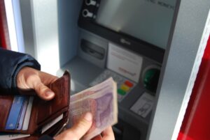 découvrez tout sur les services bancaires, les conseils financiers et les offres adaptées à vos besoins pour gérer efficacement votre argent.